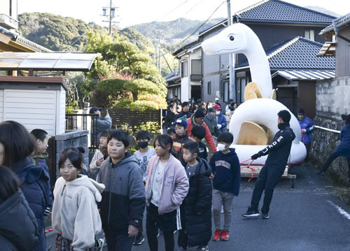 【地域の子らに引き練りされるジャンボえと＝津市美里町家所で】