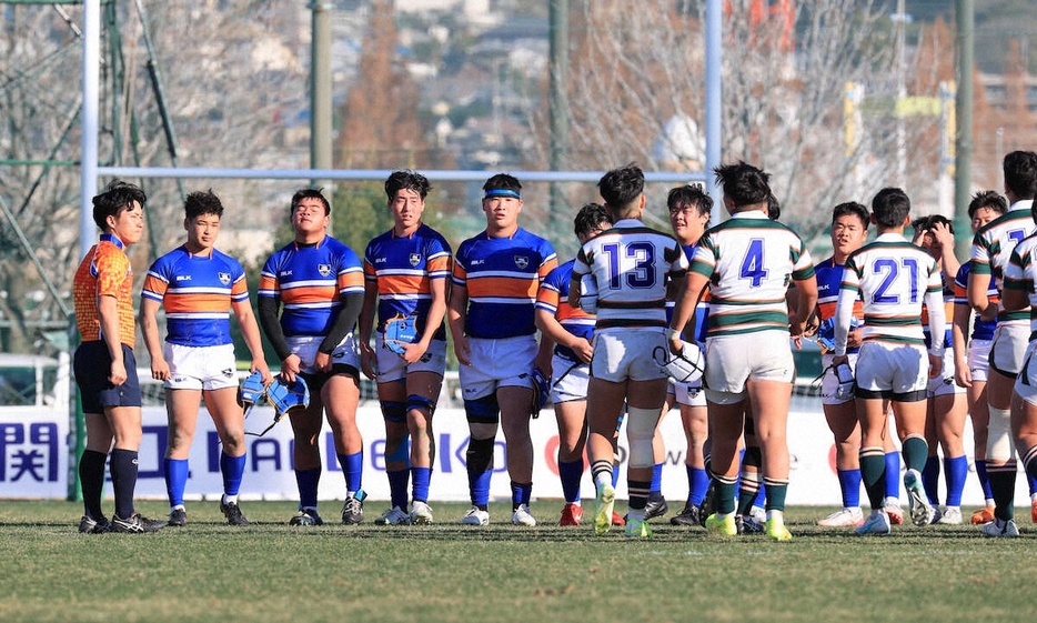 ＜第104回全国高等学校ラグビーフットボール大会　高鍋・札幌山の手＞敗れた札幌山の手フィフティーン（奥）（撮影・岸　良祐）