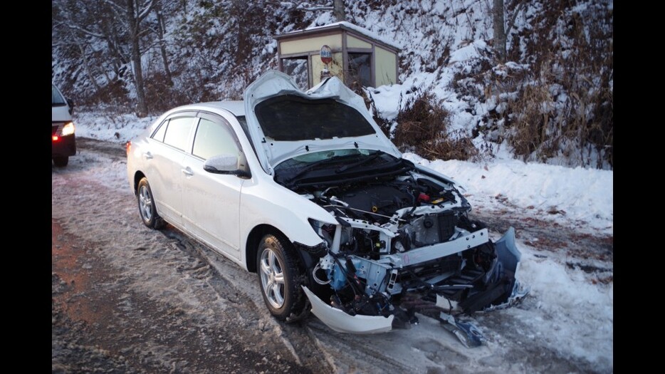 タイヤが衝突した乗用車（16日　北海道平取町　提供：北海道警）