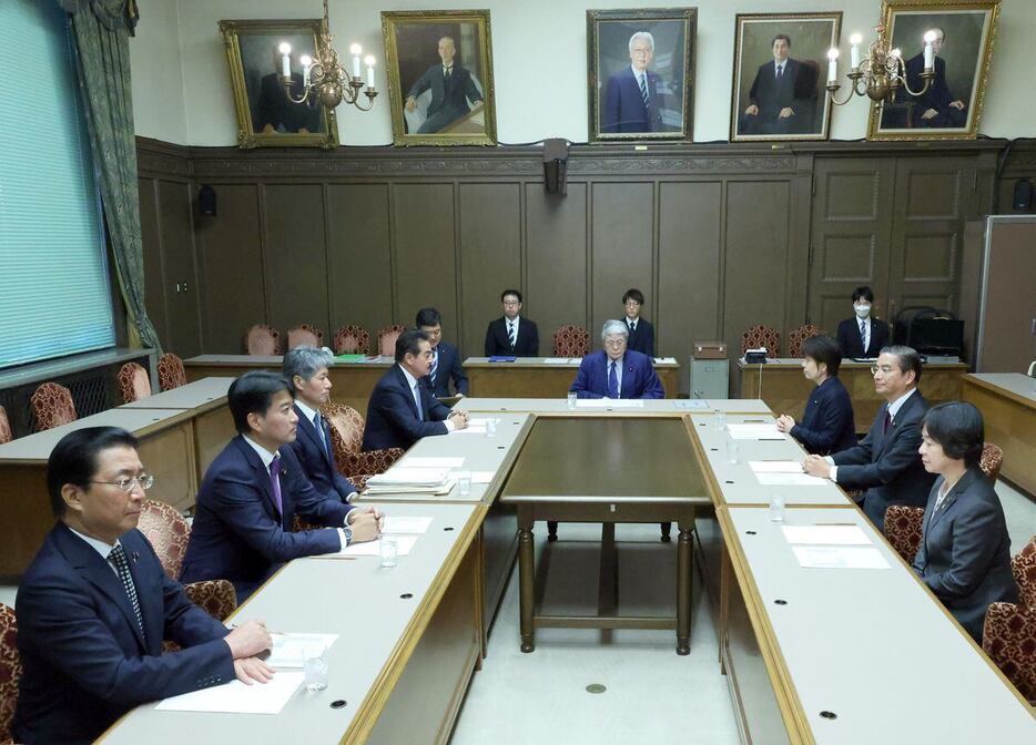 4日、参院政治倫理審査会の幹事懇談会に臨む与野党の議員＝国会内（春名中撮影）