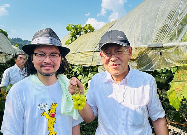 ノウタス高槻農園として初めてのぶどうを収穫。地域住民を招いて、収穫を楽しんだ（写真提供：ノウタス）