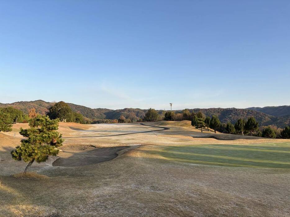 徳山国際CCのクラブハウスから見た景色。フェアウェイは霜で真っ白