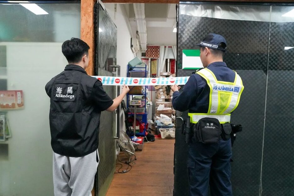 密輸品供給拠点に対する摘発の様子＝2024年12月5日（写真：澳門海關）