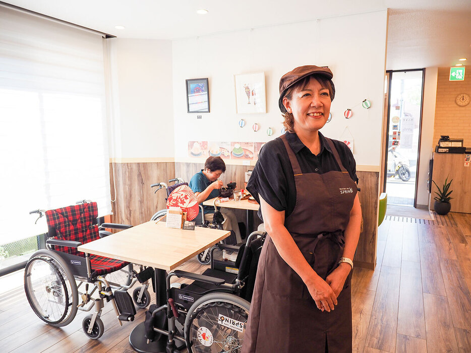 車椅子ユーザーが「入店できるかを問い合わせる必要がないカフェを開きたかった」と語る（筆者撮影）