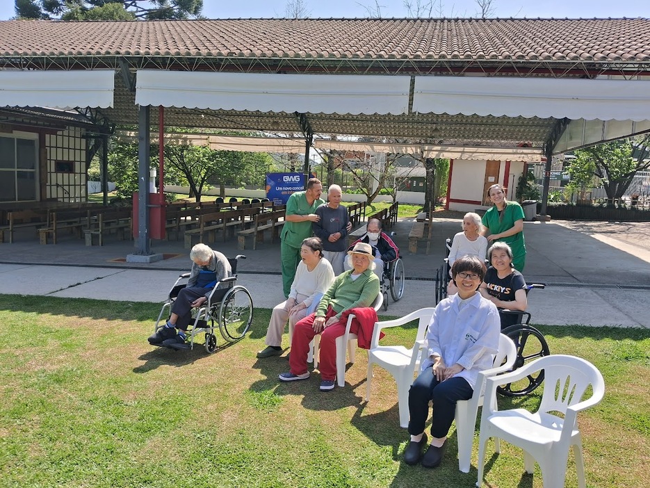 さくら公園を散歩中の入居者と阿部則子さん