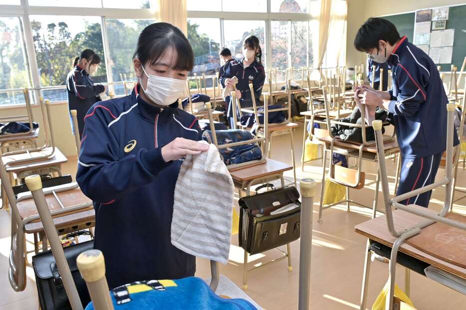 教室の隅々まできれいに掃除する生徒たち＝２４日午前、鹿児島市の武岡台高校