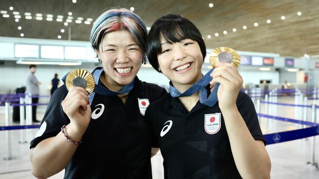 パリ五輪で共に金メダルを獲得した左からレスリングの鏡優翔選手と藤波朱理選手(写真：日刊スポーツ/アフロ)