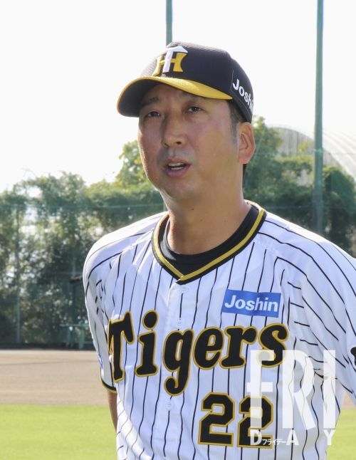 秋季キャンプ打ち上げ後、取材に応じる藤川監督