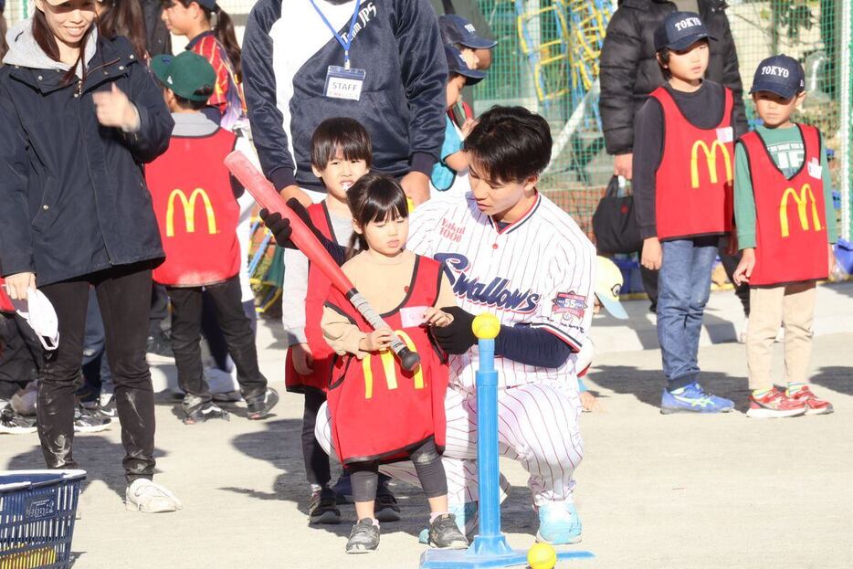 野球体験会で児童に優しく打撃を教えるヤクルト・内山壮真（撮影・児嶋基）