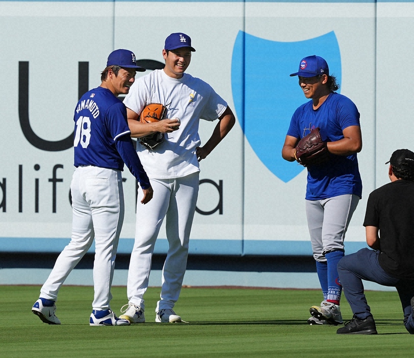 カブスの今永昇太（右）と談笑するドジャースの大谷翔平（左から2人目）と山本由伸（左）　（撮影・沢田　明徳）