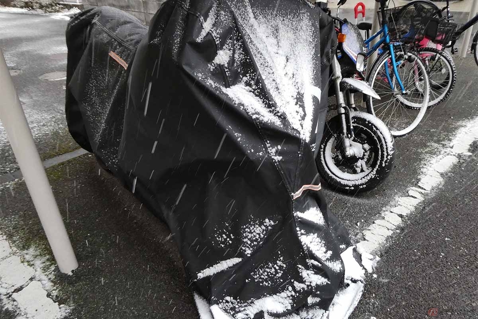 バイクが濡れてしまった状態でバイクカバーをかけたとしても、天気のよい日にすぐ水分を拭き取り、バイクだけでなくバイクカバーもしっかりと取って乾かす事が大切