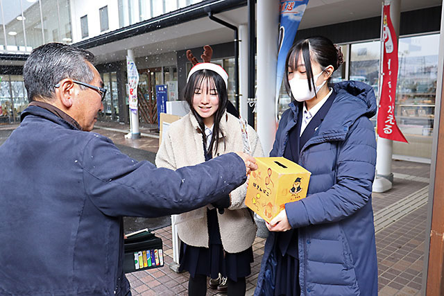 募金の協力を呼びかける生徒たち＝長井市・道の駅「川のみなと長井」