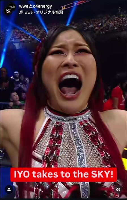 WWE女子世界王者リブ・モーガンに場外ムーンサルトを成功させ、気合の入った表情をみせたイヨ・スカイ（WWE公式インスタグラムから）