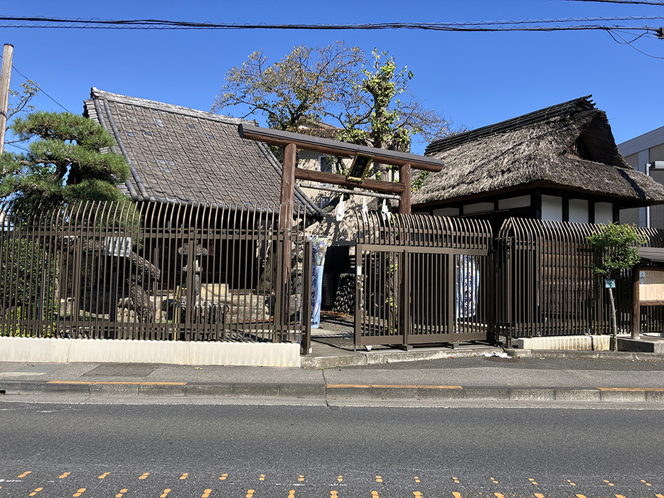 玉川水神社。右にあるのが陣屋跡の門