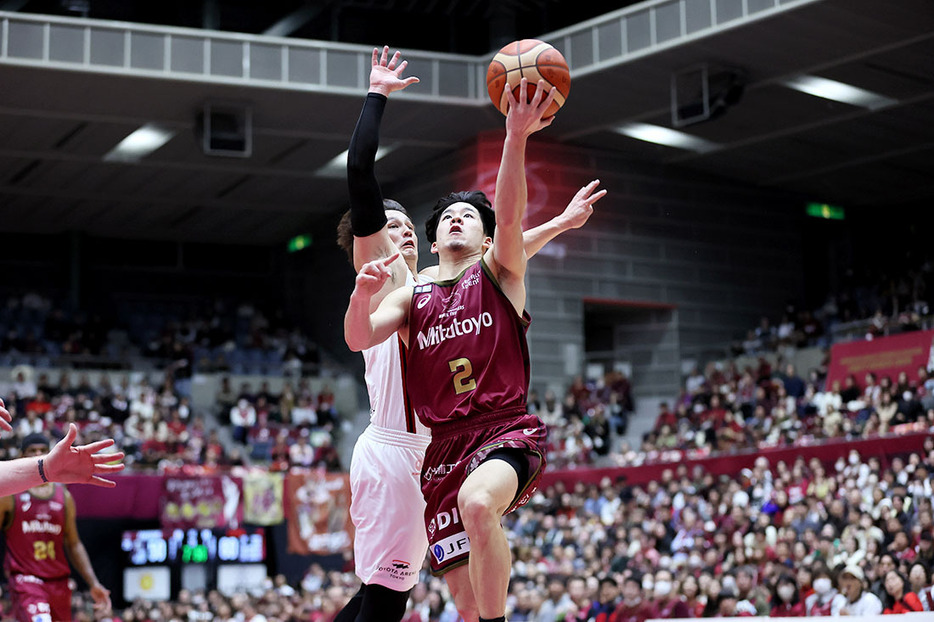 【川崎―Ａ東京】第４クオーター、シュートを放つ川崎の小針＝川崎市とどろきアリーナ（（Ｃ）Ｂ．ＬＥＡＧＵＥ）