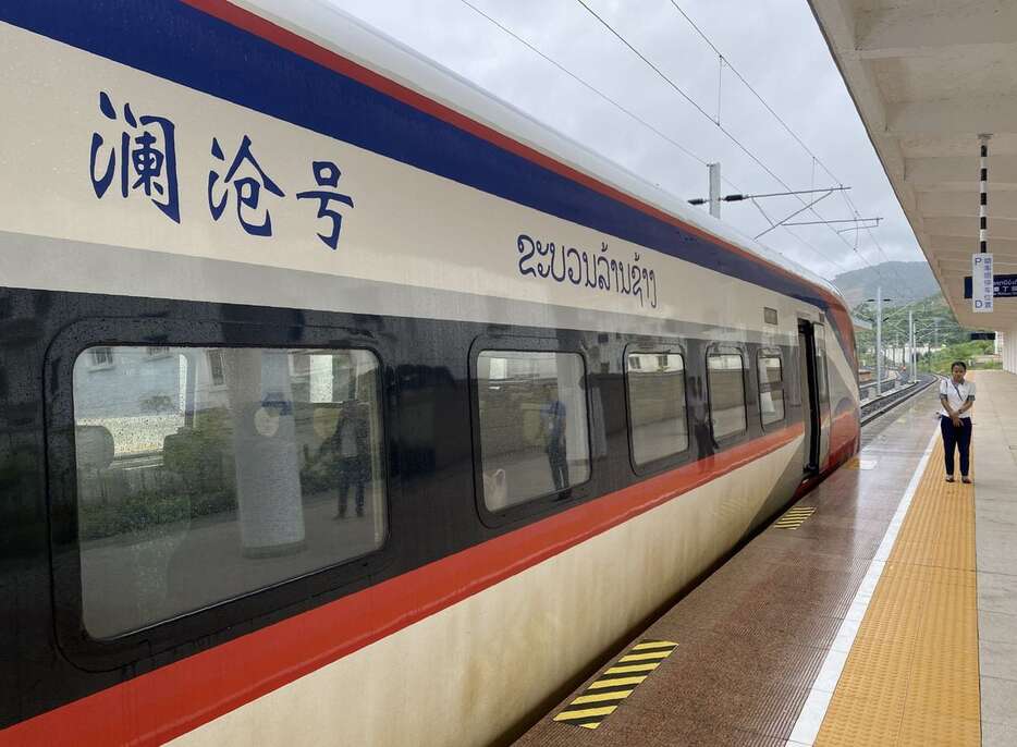 中国ラオス鉄道の「瀾滄江（らんそうこう）号」。ラオス国旗の赤、青、白を基調とした外装が施されている＝2023年8月、ラオス・ボーテン駅（三塚聖平撮影）