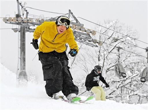 初滑りを楽しむスキーヤー=12月19日、福井県大野市の福井和泉スキー場（山崎彩撮影）