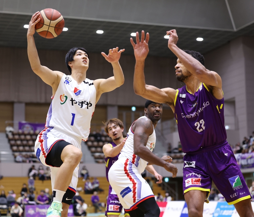 第1クオーター、シュートを狙う福岡・中村（左）＝Bリーグ提供