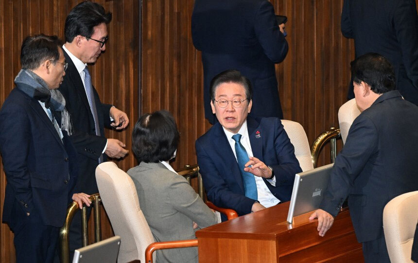 (写真：朝鮮日報日本語版) ▲国会本会議場で韓国野党・共に民主党の秋美愛（チュ・ミエ）議員と言葉を交わす同党の李在明（イ・ジェミョン）代表。5日撮影。／李徳薫（イ・ドクフン）記者