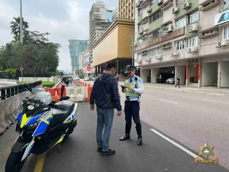 マカオ治安警察局が実施した歩行者の道路横断違反に対する取り締まりの様子＝マカオ半島・友誼大馬路付近（写真：マカオ治安警察局）