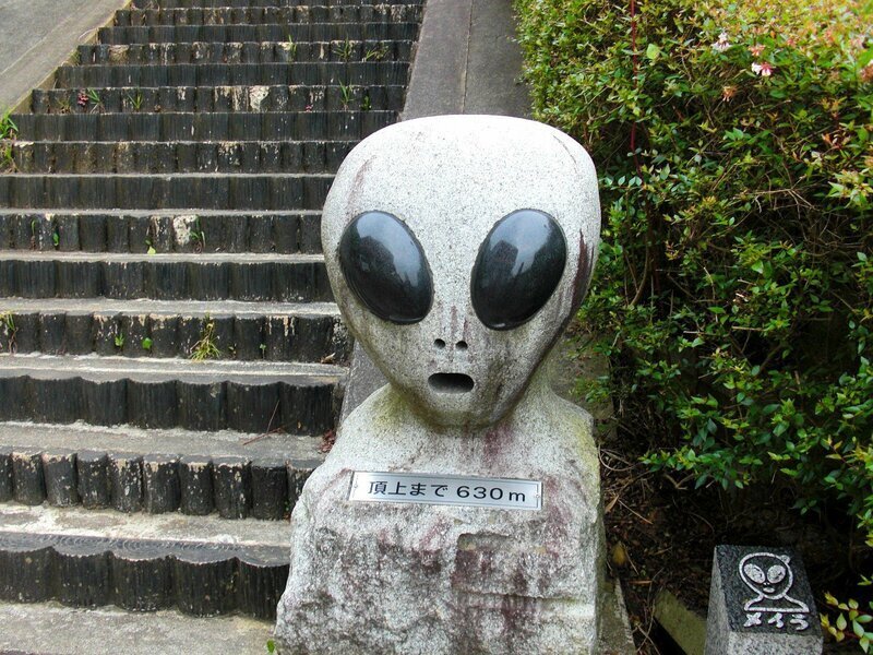 「UFOふれあい館」の入り口にあるオブジェ　Photo by Satoshi Tomokiyo