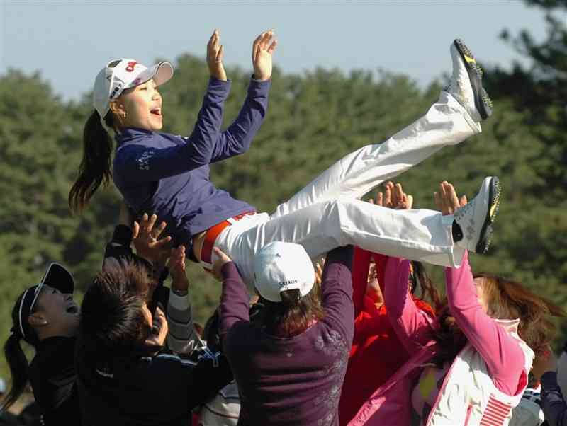 賞金女王で最優秀選手となり、選手から胴上げされる上田桃子＝2007年11月、宮崎CC