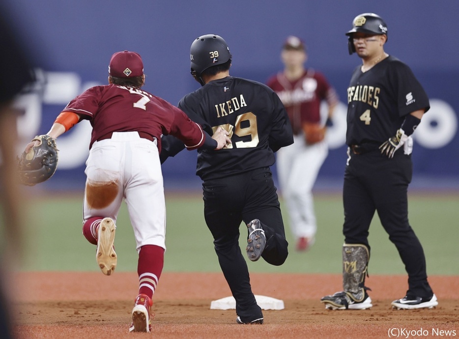 オリックス・池田陵真、森友哉 (C)Kyodo News