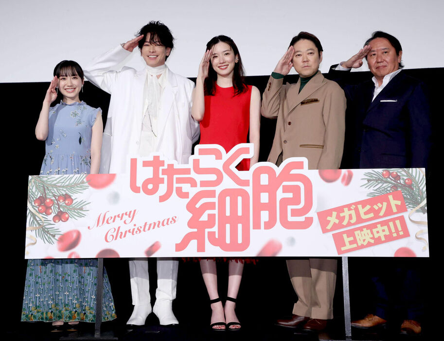 フォトセッションでポーズをとる（左から）芦田愛菜、佐藤健、永野芽郁、阿部サダヲ、武内英樹監督