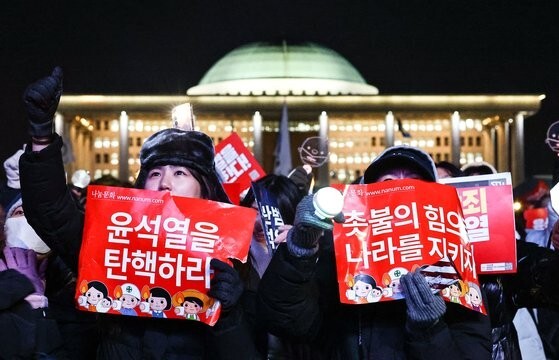 ７日、ソウル汝矣島（ヨイド）の国会前で開かれた汎国民ろうそく大行進に出席した市民が尹錫悦（ユン・ソクヨル）大統領の弾劾訴追案可決を求めてスローガンを叫んでいる。キム・ジョンホ記者