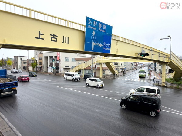 青森市内にある上古川交差点。ここが国道280号の始点となる（布留川 司撮影）。