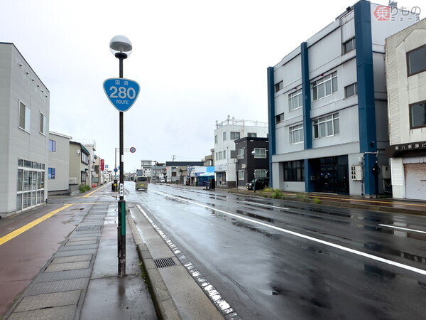 青森市内の国道280号。津軽半島の東側の海岸に沿って走る国道である（布留川 司撮影）。