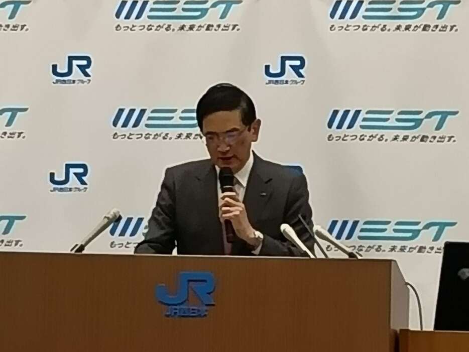 定例会見で質問に答えるJR西日本の長谷川一明社長＝18日、大阪市北区