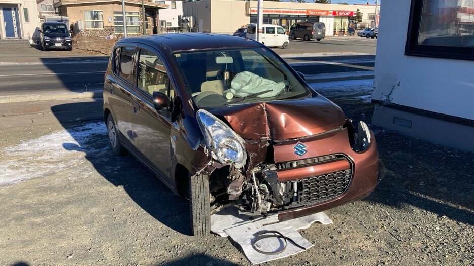 住宅に突っ込んだ軽乗用車（18日　北海道訓子府町）