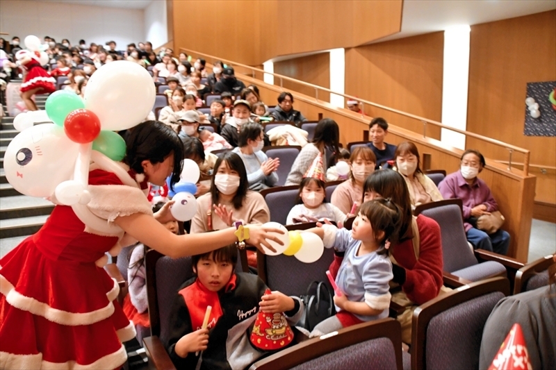 マジカルバルルーンＹｅｓのメンバーから風船を受け取る子ども