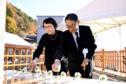 事故現場近くにある慰霊碑に献花する森重之さんの両親（２日、山梨県大月市で）＝代表撮影