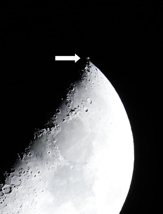 月の上部に浮かぶ、隠される直前の土星＝8日午後6時34分、岩手県久慈市