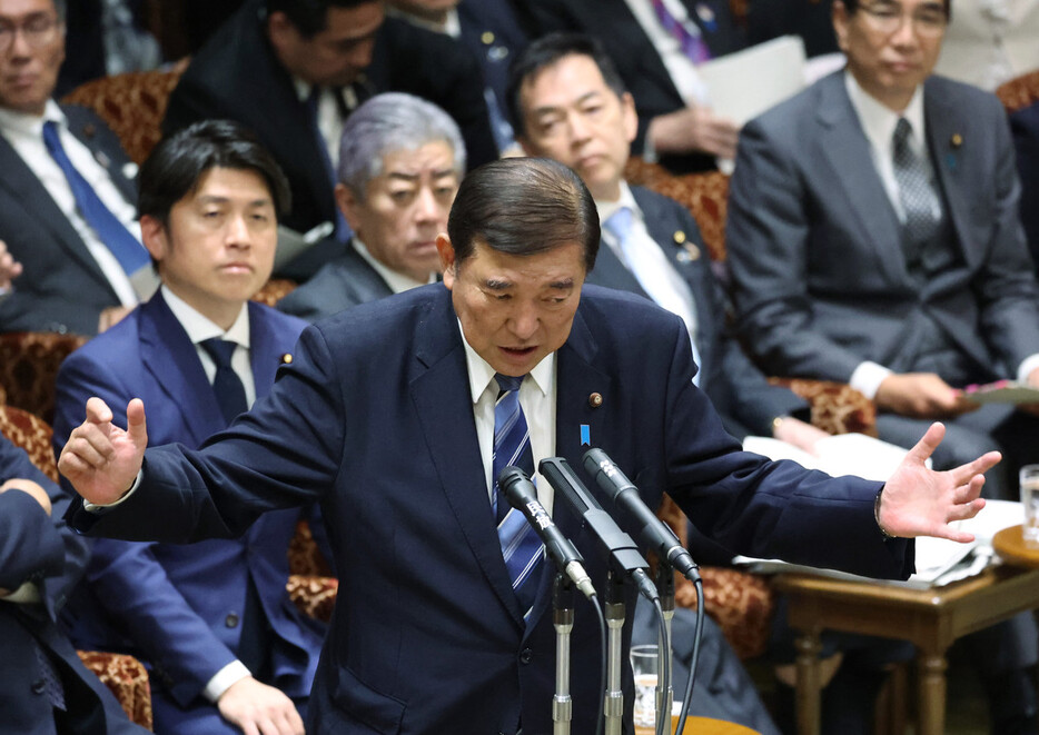 参院予算委員会で答弁する石破茂首相＝１３日午後、国会内