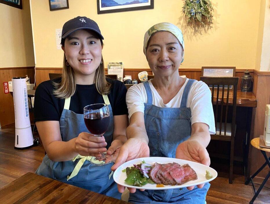 2024年年間PV1位になったJR逗子駅そばの飲食店「Zushiまりん」。（左から）店主の吉田綾乃さんとシェフの斉藤弓季さん