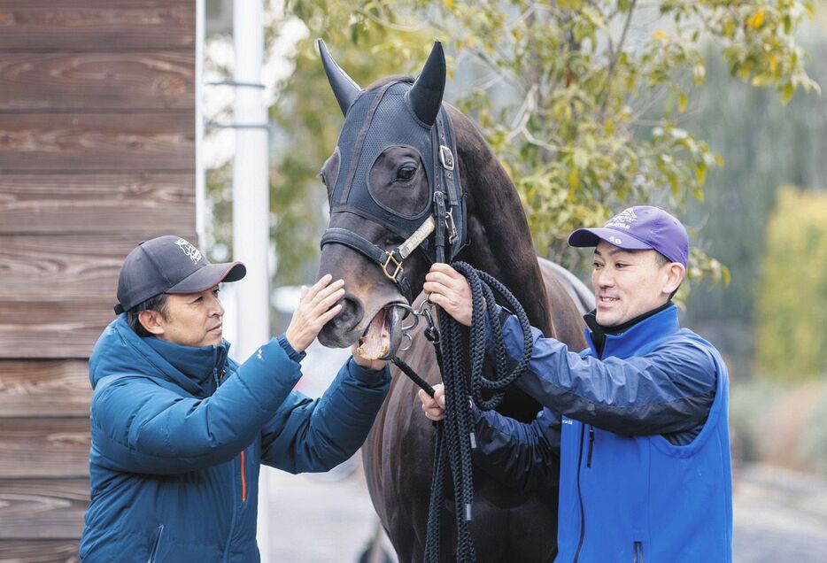 シャフリヤールを労う福永祐一師（左）