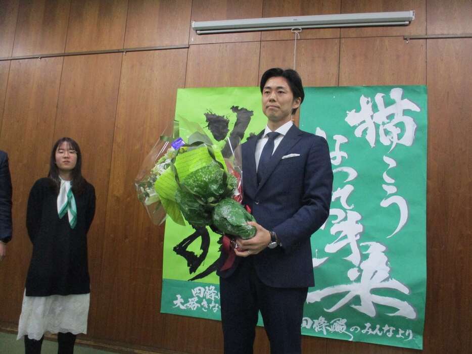 初当選を決めた銭谷翔氏