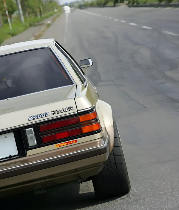 シャコタンブギ世代”歓喜」初代ソアラが当時仕様のまま500馬力の最新車