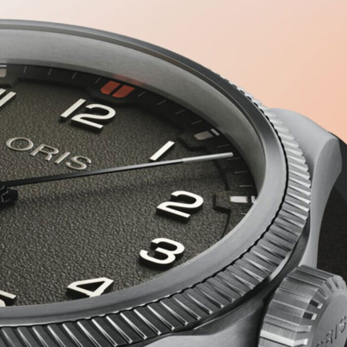 シートベルトを思わせるディテールも！オリス初の純粋な航空時計