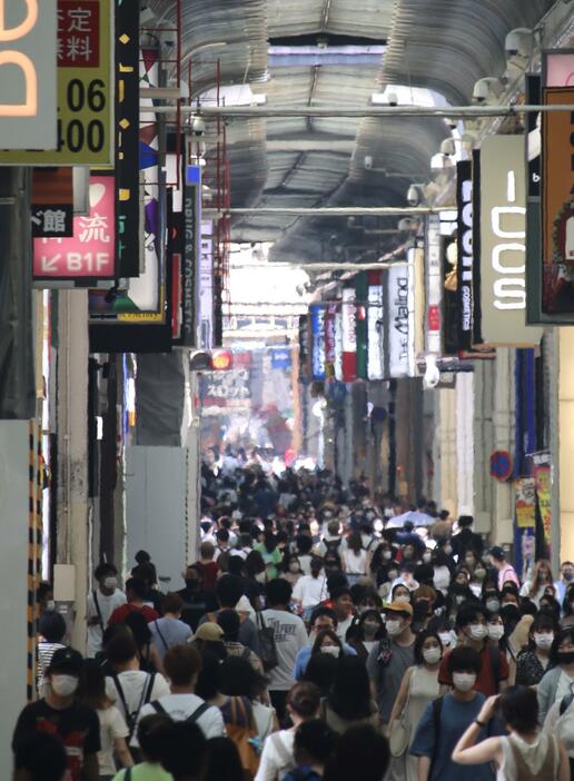［写真］心斎橋筋商店街ではマスク姿で歩く人たちの頭上に陽炎が＝21日午後3時すぎ、大阪市中央区で