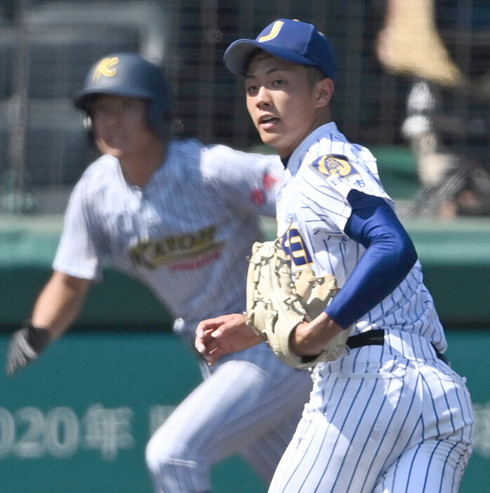 【鹿児島城西－加藤学園】六回裏加藤学園2死二塁、大村（左）に適時打を許し、打球の行方を追う鹿児島城西の先発・八方＝阪神甲子園球場で2020年8月12日、猪飼健史撮影