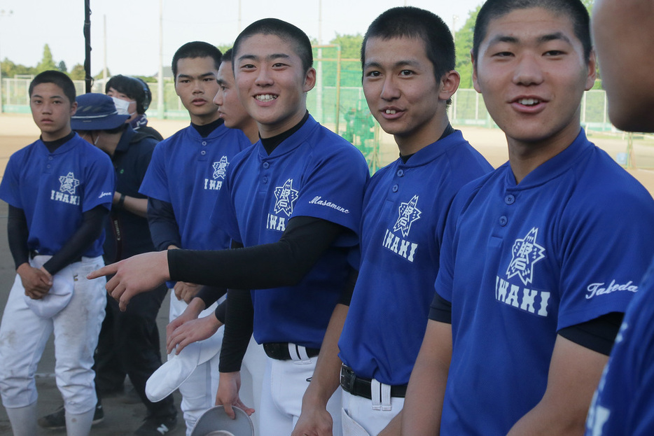 吉田強栄校長からセンバツ交流試合の開催を告げられ喜ぶ磐城ナイン＝いわき市で６月、和田大典撮影