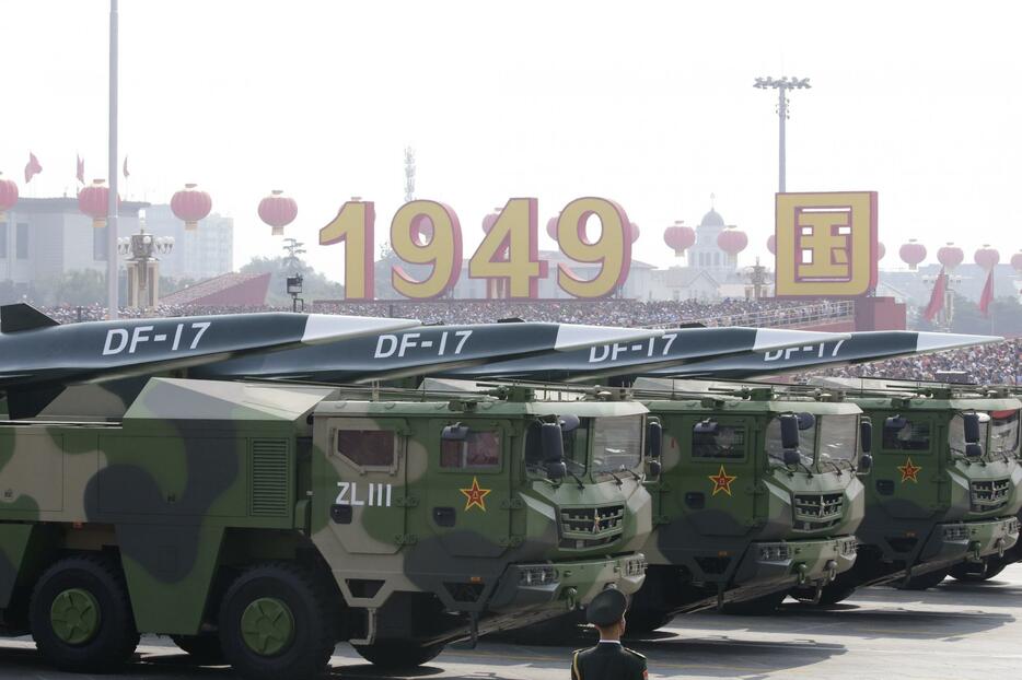 中国の中距離弾道ミサイル「DF-17」。建国70周年で北京で開かれた記念パレードで。2019年10月1日撮影（写真：ロイター/アフロ）