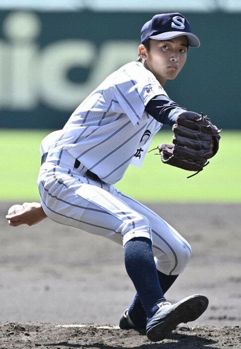 【広島新庄－天理】力投する広島新庄の先発・秋田＝阪神甲子園球場で2020年8月11日、藤井達也撮影