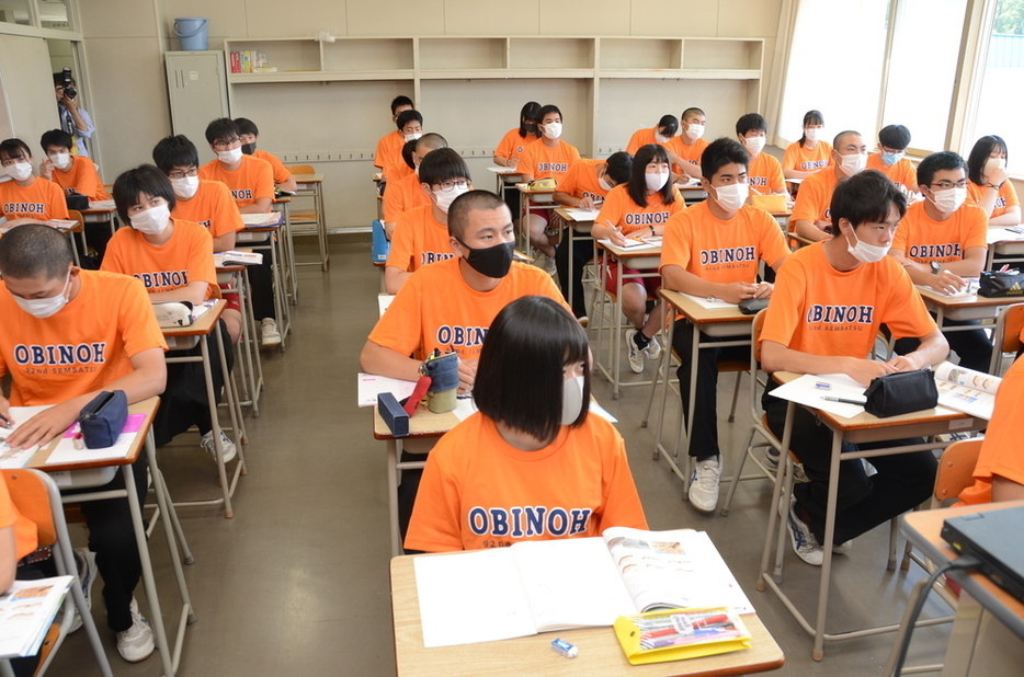 センバツで着用予定だったオレンジ色のＴシャツで授業に臨む北海道の帯広農の生徒たち＝２０２０年７月３１日、鈴木斉撮影