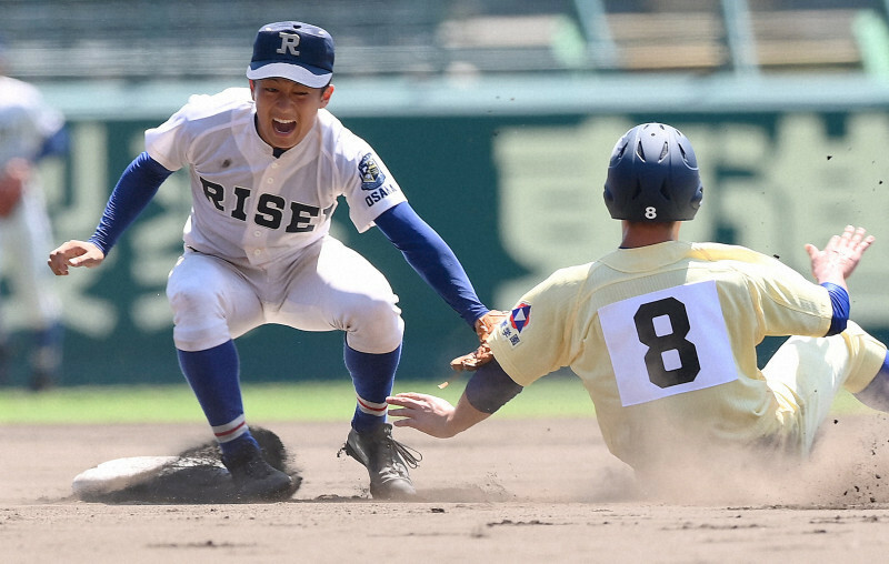 【履正社－星稜】六回裏星稜1死一塁、知田が三振の時、中田が二塁を狙うが、履正社の捕手・関本の好送球でタッチアウト（野手・弓埜）＝阪神甲子園球場で2020年8月15日、平川義之撮影