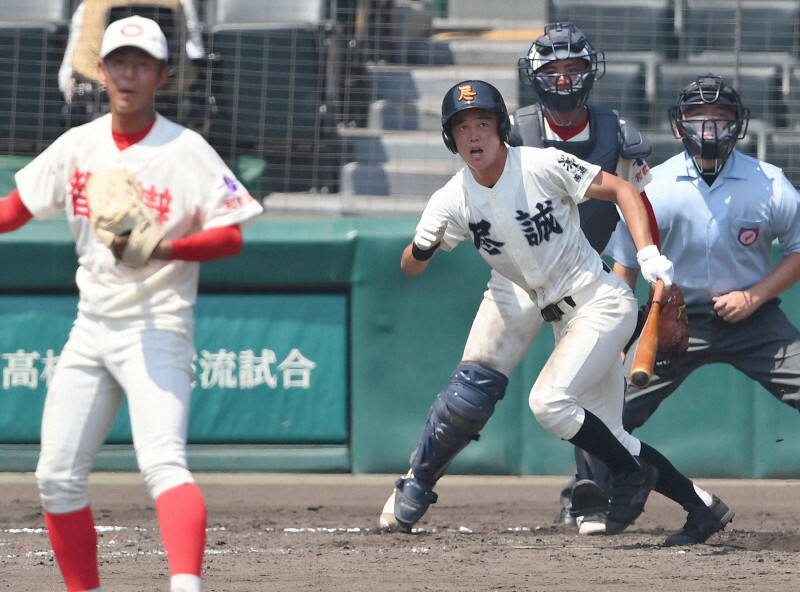 【智弁和歌山－尽誠学園】二回裏尽誠学園1死満塁、菊地が中越え3点二塁打を放つ（投手・大林、捕手・石平）＝阪神甲子園球場で2020年8月17日、平川義之撮影